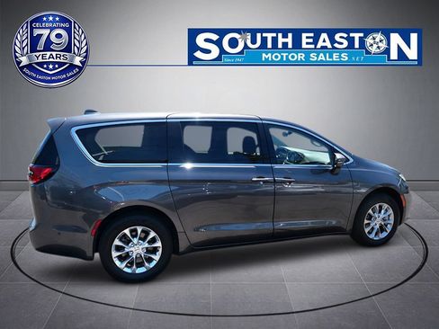 Used 2022 Chrysler Pacifica Touring-L w/ Uconnect Theater Family Group AWD/4WD image 7