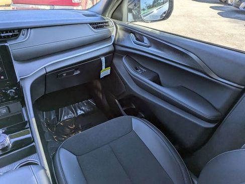 New 2025 Jeep Grand Cherokee L Altitude RWD image 19