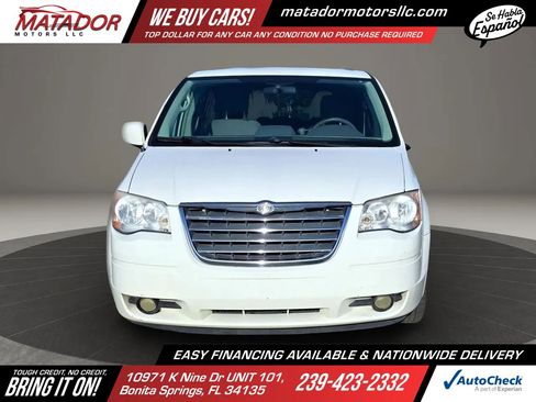 Used 2009 Chrysler Town & Country Touring FWD image 2