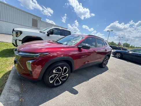 Used 2025 Chevrolet Trax RS w/ Sunroof Package FWD image 8