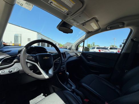 Used 2021 Chevrolet Trax LT w/ LT Convenience Package AWD/4WD image 17