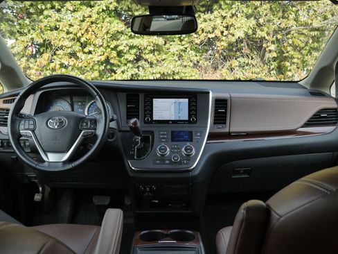 Used 2019 Toyota Sienna Limited Premium image 10