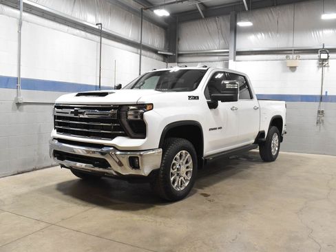 Used 2025 Chevrolet Silverado 2500 LTZ w/ LTZ Plus Package AWD/4WD image 2