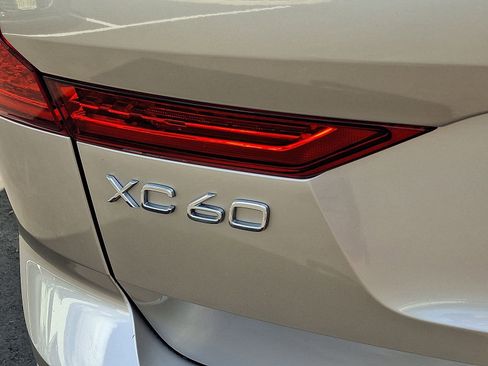 Certified 2024 Volvo XC60 B5 Core image 30
