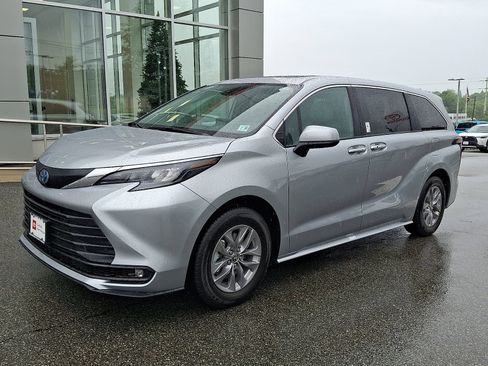 Certified 2025 Toyota Sienna XLE AWD/4WD image 3