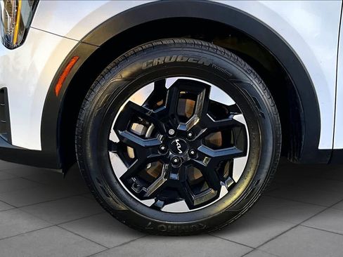 Certified 2025 Kia Sorento S image 9