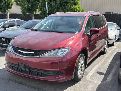 Used 2021 Chrysler Voyager Lxi FWD image 2