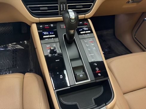 Used 2023 Porsche Macan AWD/4WD image 46