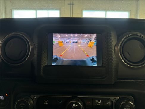 Used 2023 Jeep Gladiator Sport image 18