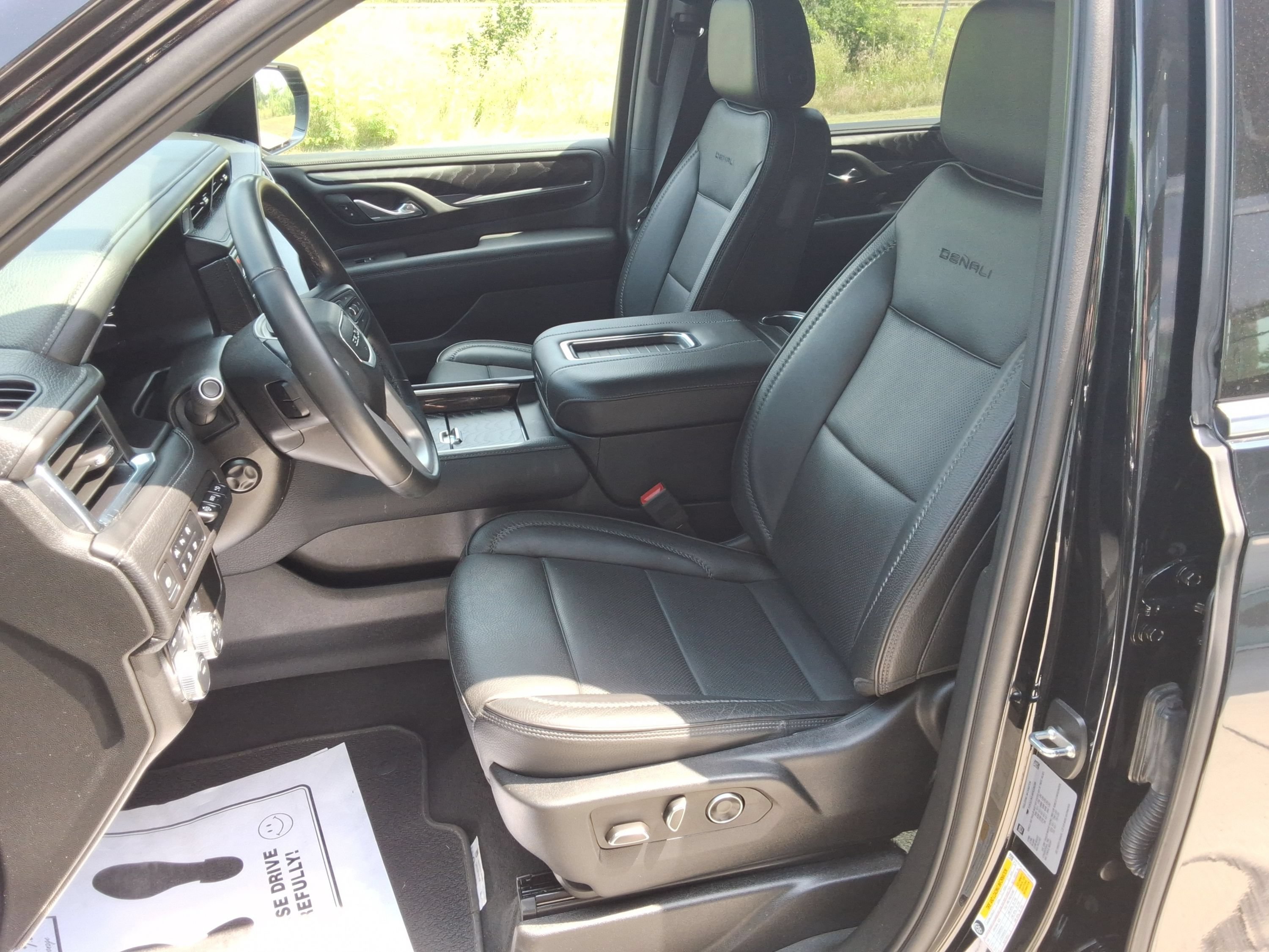 Used 2024 GMC Yukon XL Denali AWD/4WD image 32
