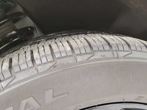 Used 2024 Buick Enclave Essence w/ Sport Touring Edition image 4