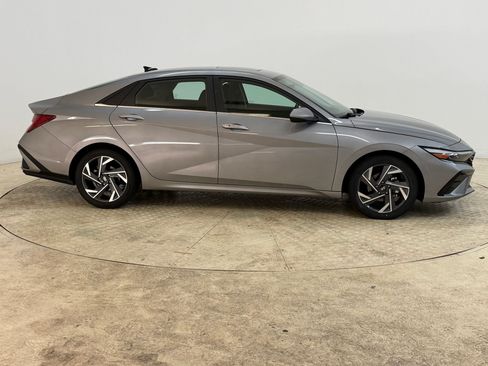 Used 2025 Hyundai Elantra SEL FWD image 8