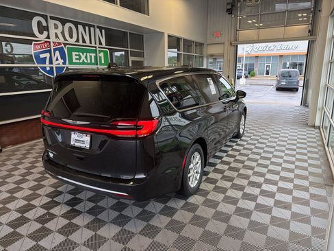 Used 2023 Chrysler Pacifica Touring-L FWD image 6