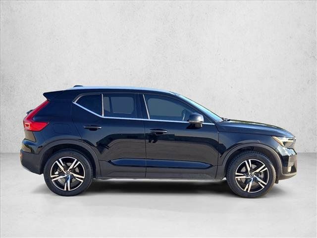 Used 2025 Volvo XC40 B5 Core AWD/4WD image 4