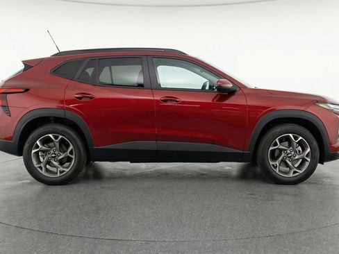 Used 2025 Chevrolet Trax LT w/ LT Convenience Package image 11