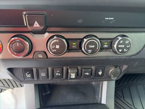 Used 2020 Toyota Tacoma TRD Off-Road w/ Technology Package image 15