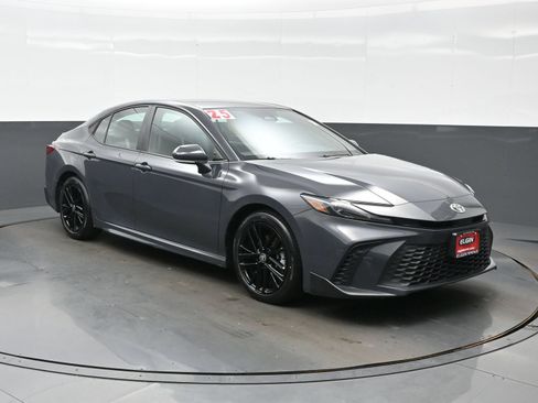 Used 2025 Toyota Camry SE FWD image 8