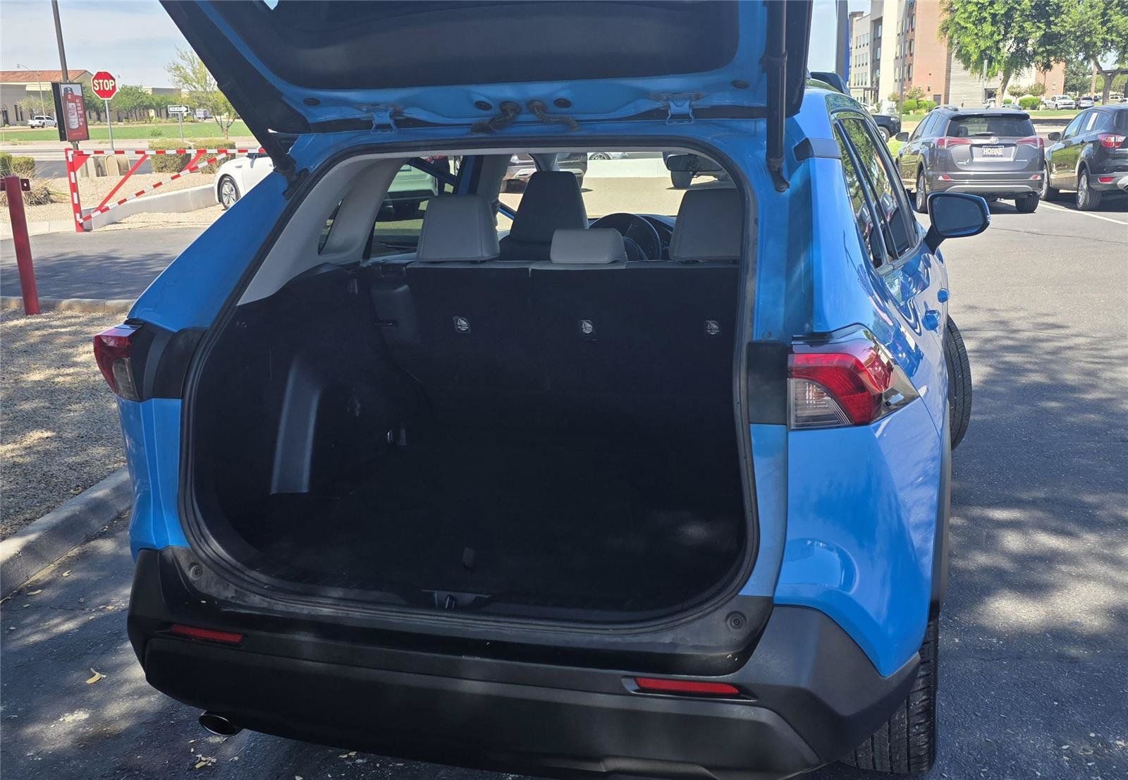 Used 2019 Toyota RAV4 XLE Premium w/ Carpet Mat Package FWD image 9