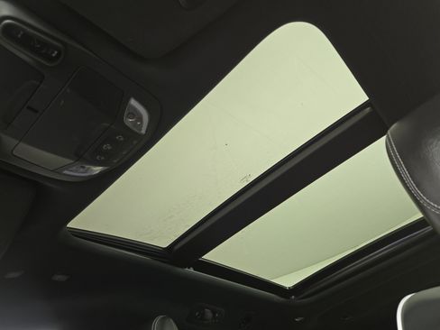 Used 2024 Chrysler Pacifica Premium FWD image 23