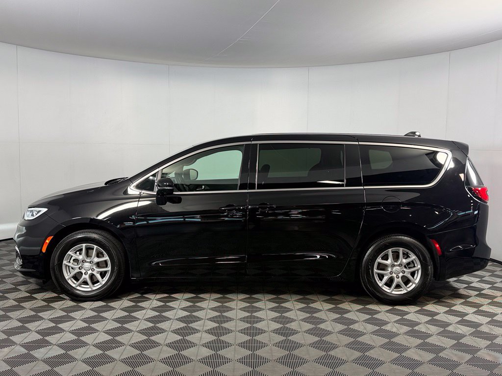 Certified 2026 Chrysler Pacifica Select FWD image 10