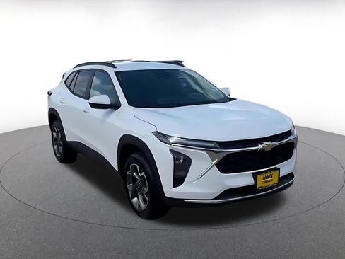 Used 2025 Chevrolet Trax LT FWD image 3