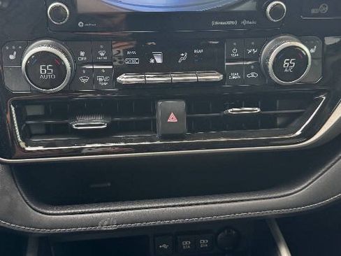 Used 2021 Toyota Highlander XLE FWD image 18