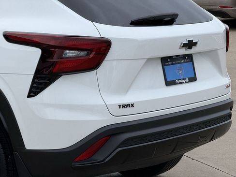 Certified 2025 Chevrolet Trax RS w/ Sunroof Package FWD image 6