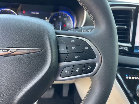 Used 2024 Chrysler Pacifica Touring-L image 22