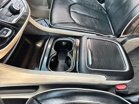 Used 2023 Chrysler Pacifica Limited w/ Uconnect Theater Family Group image 23