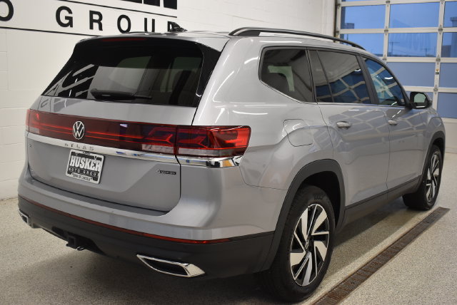 Used 2025 Volkswagen Atlas SE AWD/4WD image 4