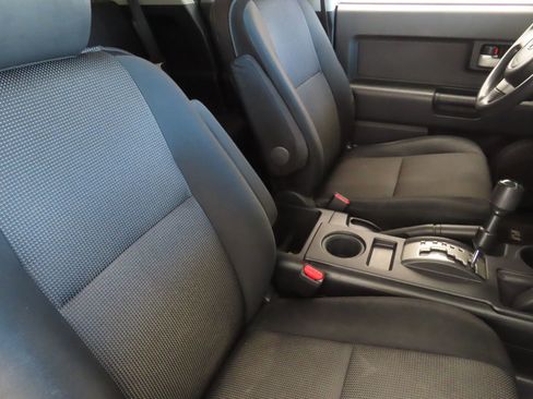 Used 2010 Toyota FJ Cruiser 4WD image 24