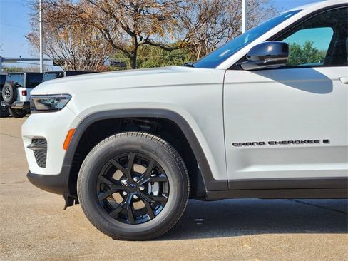 Certified 2025 Jeep Grand Cherokee Altitude image 9