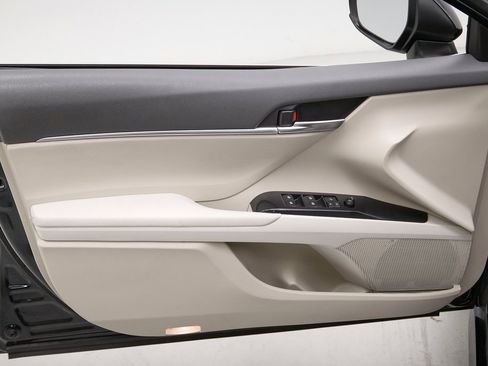 Used 2018 Toyota Camry LE image 10