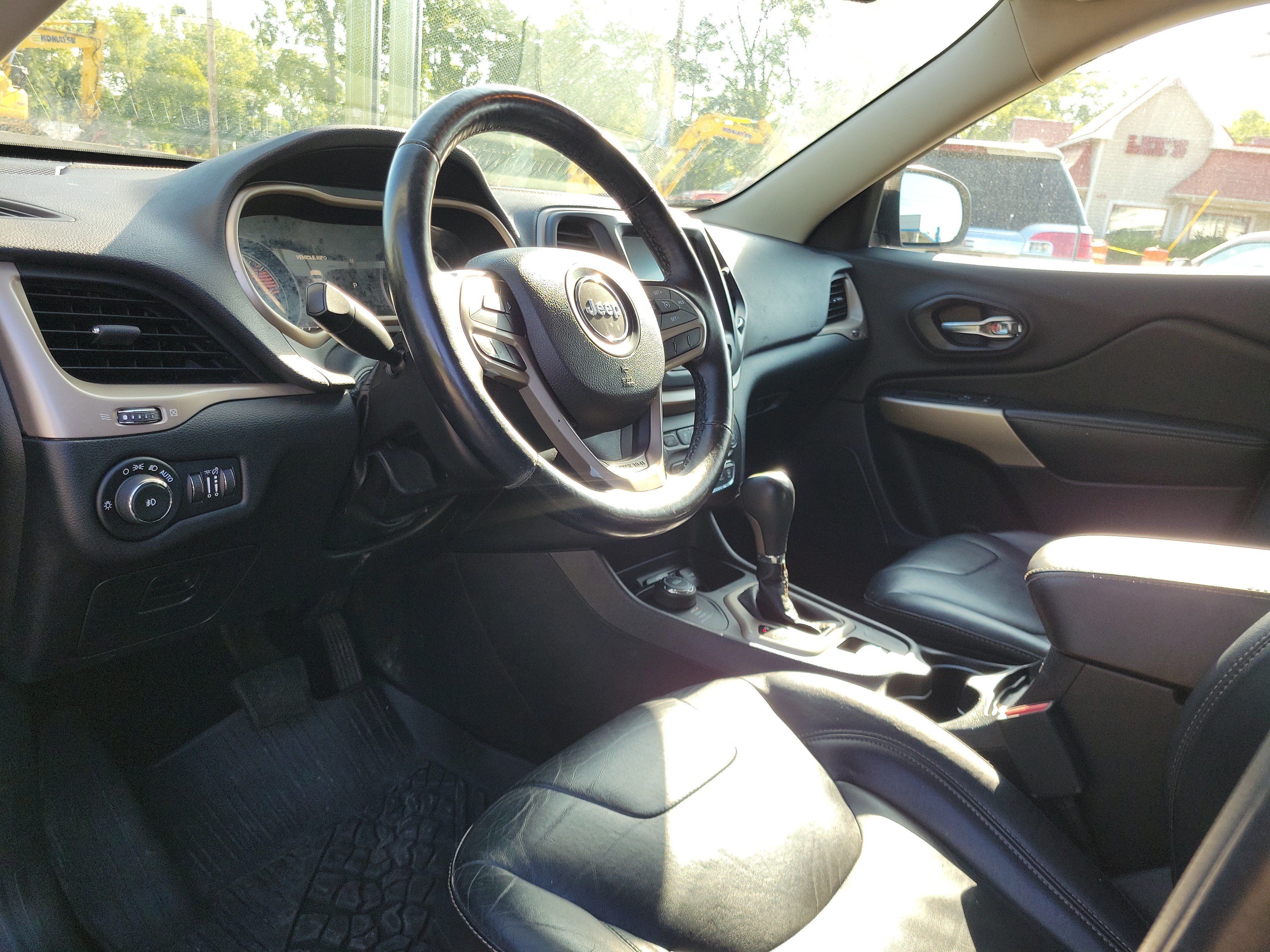 Used 2017 Jeep Cherokee Limited AWD/4WD image 19