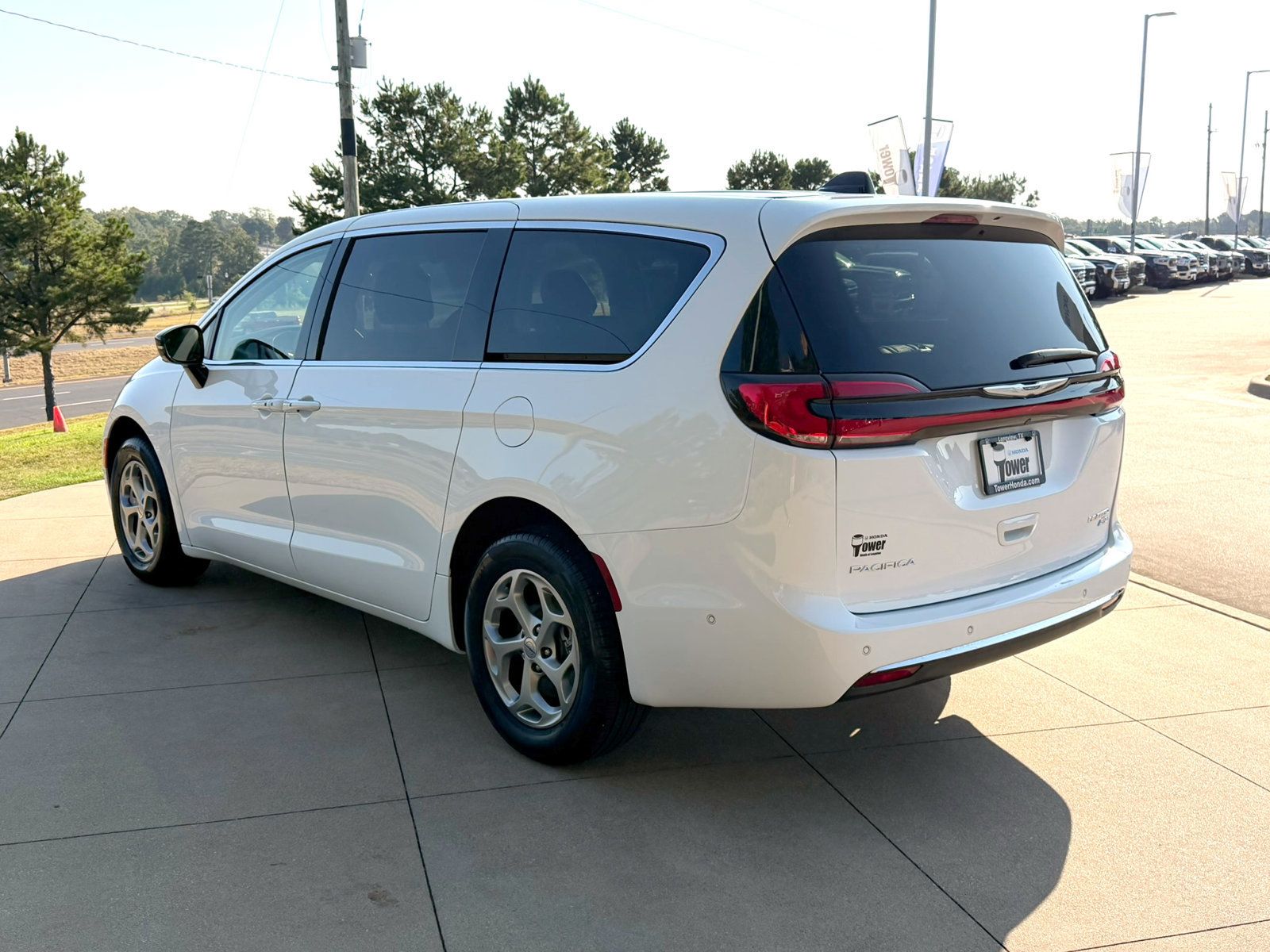 Used 2024 Chrysler Pacifica Limited AWD/4WD image 4