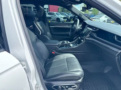 Used 2023 Jeep Grand Cherokee Overland w/ Luxury Tech Group IV AWD/4WD image 9