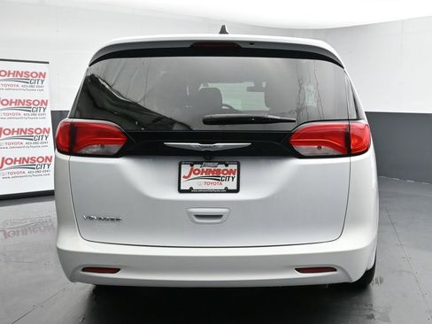 Used 2022 Chrysler Voyager LX image 8
