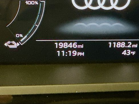 Used 2023 Audi e-tron Premium Plus w/ Premium Plus Package image 19