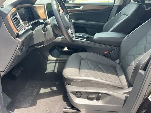 Used 2025 Volkswagen Atlas SE image 11