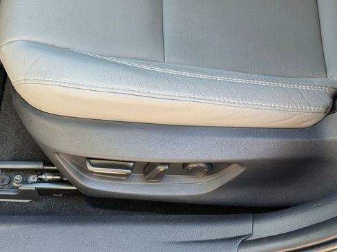 Used 2025 Toyota Camry SE w/ Convenience Package image 12