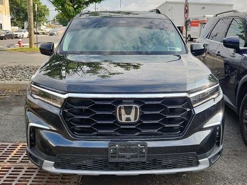 Used 2025 Honda Pilot Touring image 2