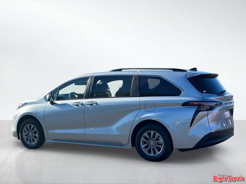 Certified 2024 Toyota Sienna XLE FWD image 5