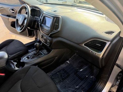 Used 2019 Jeep Cherokee Latitude w/ Popular Appearance Group FWD image 20