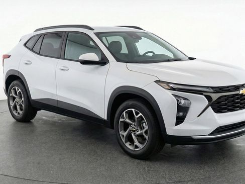 Used 2025 Chevrolet Trax LT image 1