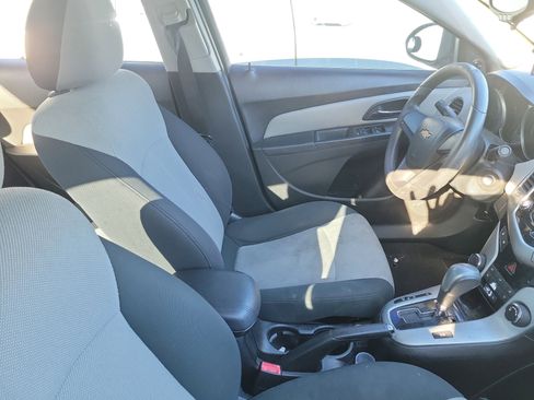 Used 2011 Chevrolet Cruze LS image 6