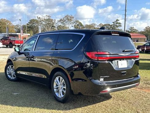 New 2026 Chrysler Pacifica Select FWD image 17
