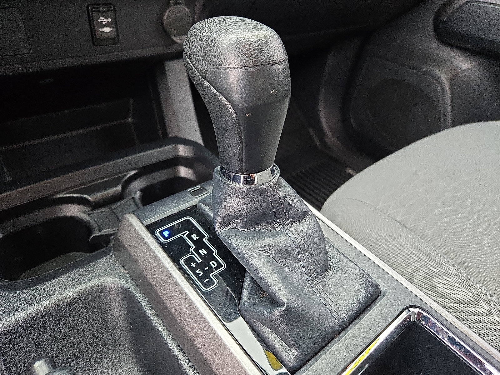 Used 2018 Toyota Tacoma SR5 w/ SR5 Appearance Package (SM) AWD/4WD image 14