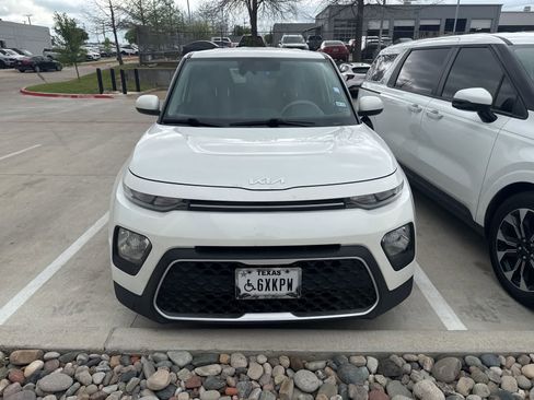 Used 2022 Kia Soul LX w/ Technology Package image 2