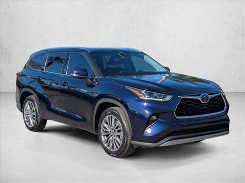 Used 2020 Toyota Highlander Platinum FWD image 3