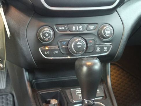 Used 2019 Jeep Cherokee Latitude w/ Cold Weather Group FWD image 20